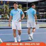Áo pickleball nam xanh da trời với hiệu ứng chuyển sắc và họa tiết lục giác tinh tế, mang lại vẻ ngoài năng động, phù hợp cho người chơi hướng đến phong cách hiện đại và chỉn chu trên sân.