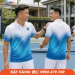 Đồng phục pickleball nam gam trắng phối xanh dương cùng hiệu ứng chuyển màu dạng pixel, tạo cảm giác khỏe khoắn và đồng đều, phù hợp cho CLB, đội tuyển và các giải Pickleball phong trào.
