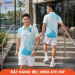 Thiết kế áo pickleball nam lấy cảm hứng từ gam xanh đại dương kết hợp họa tiết tam giác hiện đại, tạo vẻ ngoài tươi sáng, dễ phối đồ và phù hợp cho nhiều hoạt động trên sân Pickleball.