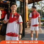 Áo đồng phục Pickleball phối đỏ trắng nổi bật với họa tiết cọ hiện đại, chất vải thoáng khí, co giãn tốt, phù hợp thi đấu, tập luyện và đồng phục câu lạc bộ thể thao.