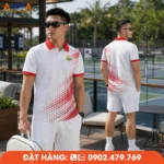 Áo pickleball nam trắng phối đỏ với họa tiết chuyển sắc ấn tượng, kiểu dáng thể thao hiện đại, phù hợp thi đấu, sinh hoạt câu lạc bộ và đồng phục đội tuyển Pickleball.