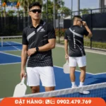 Áo đồng phục Pickleball màu đen phối họa tiết xám hiện đại, chất liệu co giãn 4 chiều, thoáng khí, thấm hút mồ hôi tốt, phù hợp thi đấu, tập luyện và may đồng phục câu lạc bộ Pickleball.