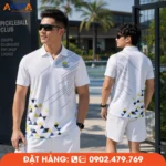 Áo pickleball nam tông trắng phối họa tiết hình học tinh tế, thiết kế trẻ trung, mang lại phong cách thể thao hiện đại, phù hợp thi đấu và đồng phục Pickleball cao cấp.