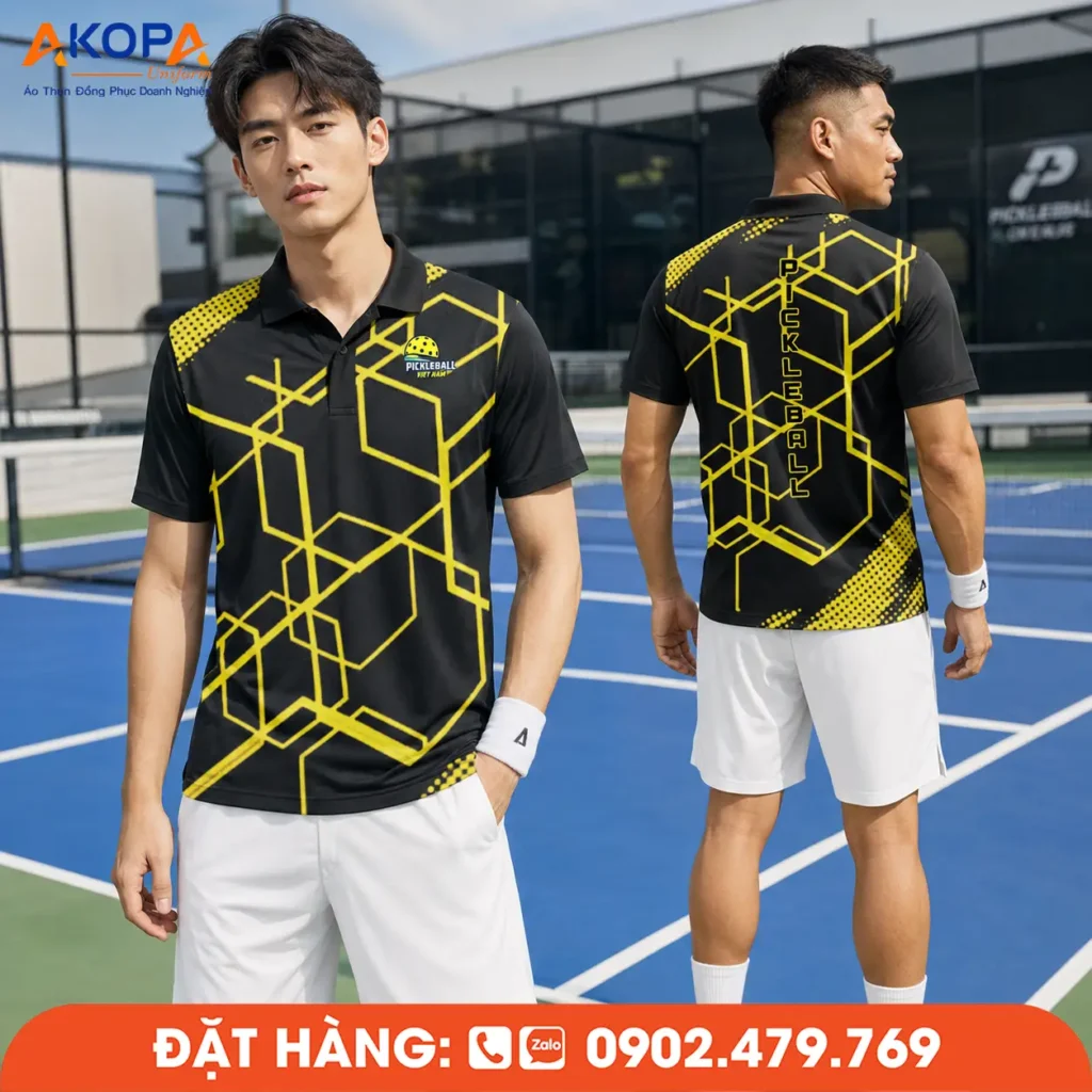 Mẫu áo polo Pickleball tông đen phối họa tiết hình học màu vàng tạo phong cách mạnh mẽ và cá tính. Thiết kế nổi bật giúp tăng khả năng nhận diện đội nhóm, thích hợp cho câu lạc bộ, giải đấu và đồng phục Pickleball thi đấu chuyên nghiệp.