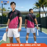 Mẫu áo Pickleball màu đen phối hồng nổi bật với họa tiết sọc chéo hiện đại, mang phong cách thể thao mạnh mẽ và thời trang. Chất liệu co giãn, thoáng khí, phù hợp làm đồng phục Pickleball cho câu lạc bộ, đội thi đấu và doanh nghiệp.