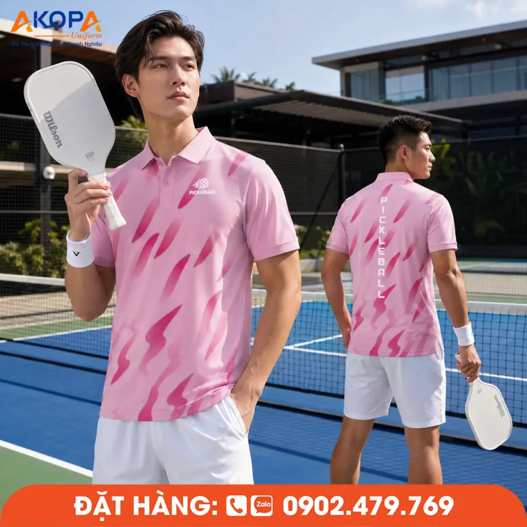 Áo đồng phục Pickleball màu hồng pastel nổi bật với họa tiết chuyển sắc độc đáo, mang phong cách trẻ trung và hiện đại. Chất liệu co giãn 4 chiều, thoáng khí, thấm hút mồ hôi tốt, phù hợp cho luyện tập, thi đấu và may đồng phục Pickleball theo yêu cầu.