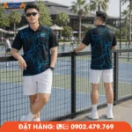 Áo pickleball nam màu đen phối họa tiết đường nét xanh nổi bật, thiết kế cá tính, chuẩn phong cách thể thao, thích hợp cho thi đấu, tập luyện và đồng phục câu lạc bộ Pickleball.