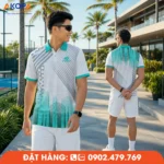 Mẫu áo pickleball nam trắng phối xanh ngọc với họa tiết kiến trúc độc đáo, thiết kế thanh lịch, phù hợp cho thi đấu, luyện tập và đồng phục Pickleball doanh nghiệp.