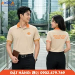Áo polo đồng phục màu be phối cam nổi bật, thiết kế thanh lịch với logo trước ngực và tên thương hiệu sau lưng, phù hợp cho đội ngũ doanh nghiệp, dược phẩm và nhân viên kinh doanh.