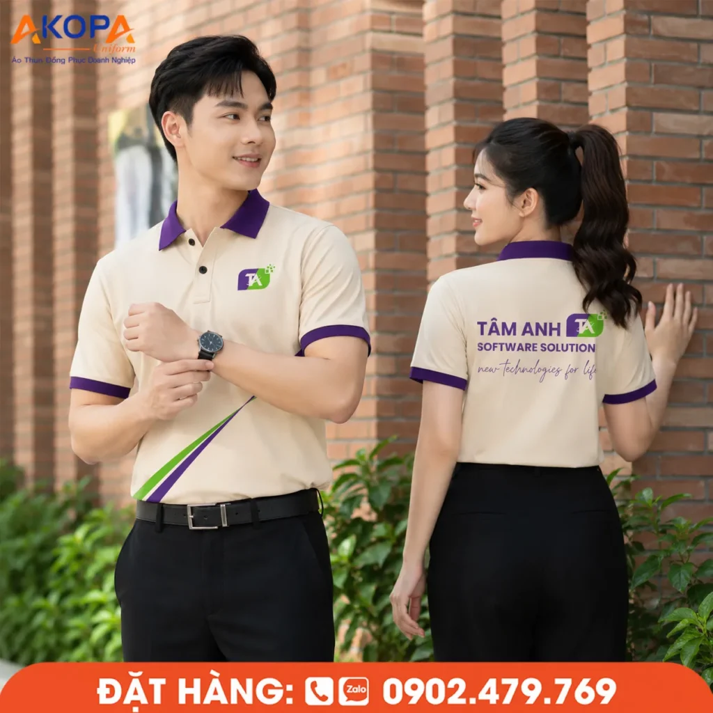 Áo polo đồng phục màu be phối tím nổi bật với đường cắt may sáng tạo, tạo điểm nhấn hiện đại và chuyên nghiệp. Thiết kế phù hợp cho doanh nghiệp công nghệ, văn phòng và đội ngũ kinh doanh, giúp nâng cao hình ảnh thương hiệu trong mọi môi trường làm việc.