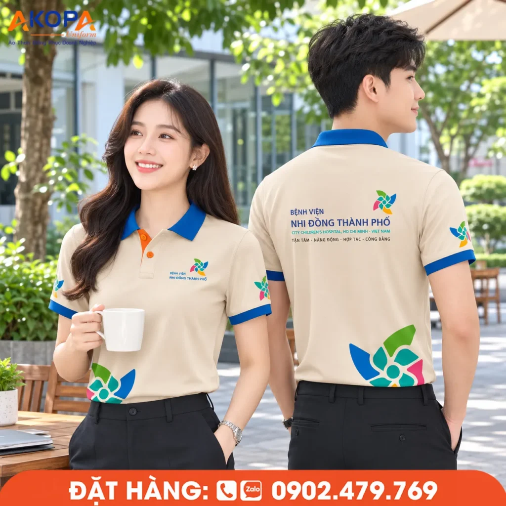 Áo polo đồng phục màu be phối xanh dương nổi bật với họa tiết in sáng tạo, mang đến diện mạo trẻ trung và chuyên nghiệp. Thiết kế phù hợp cho bệnh viện, trung tâm y tế, tổ chức dịch vụ và doanh nghiệp muốn tạo dấu ấn thương hiệu riêng.