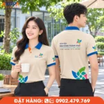 Áo polo đồng phục màu be phối xanh dương nổi bật với họa tiết in sáng tạo, mang đến diện mạo trẻ trung và chuyên nghiệp. Thiết kế phù hợp cho bệnh viện, trung tâm y tế, tổ chức dịch vụ và doanh nghiệp muốn tạo dấu ấn thương hiệu riêng.
