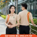Áo polo đồng phục màu be nổi bật với họa tiết phối cam và xanh lá chạy dọc thân áo, tạo cảm giác năng động và khác biệt. Thiết kế hiện đại, tôn nhận diện thương hiệu, phù hợp cho doanh nghiệp, công ty môi trường, năng lượng và đội ngũ kinh doanh thường xuyên gặp gỡ khách hàng.