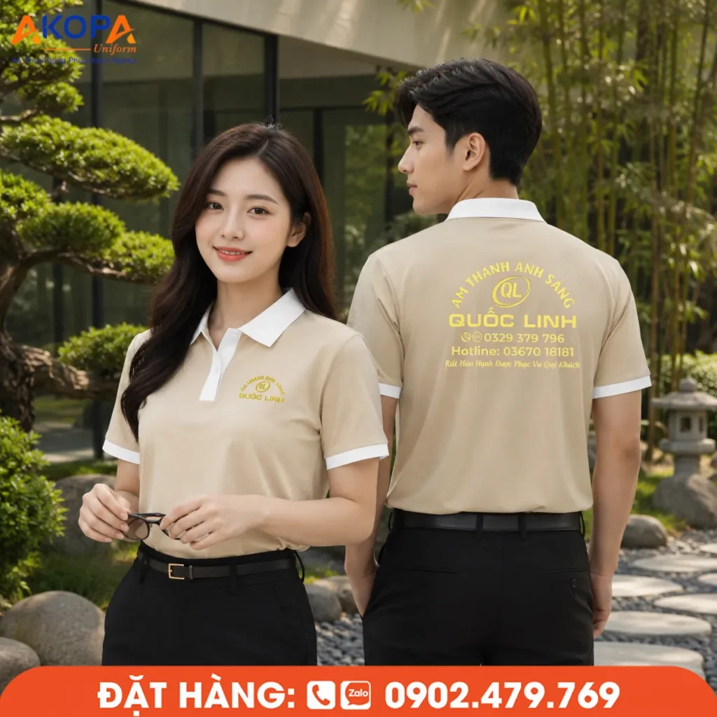Áo polo đồng phục màu be phối cổ trắng mang phong cách tinh giản, kết hợp logo thêu trước ngực và in lưng nổi bật, tạo dấu ấn thương hiệu chuyên nghiệp. Mẫu áo phù hợp cho showroom, cửa hàng, doanh nghiệp dịch vụ và đội ngũ tư vấn thường xuyên tiếp xúc khách hàng.