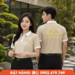 Áo polo đồng phục màu be phối cổ trắng mang phong cách tinh giản, kết hợp logo thêu trước ngực và in lưng nổi bật, tạo dấu ấn thương hiệu chuyên nghiệp. Mẫu áo phù hợp cho showroom, cửa hàng, doanh nghiệp dịch vụ và đội ngũ tư vấn thường xuyên tiếp xúc khách hàng.