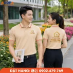 Áo polo đồng phục màu be phối viền đỏ mang phong cách thanh lịch, kết hợp logo in trước ngực và sau lưng giúp tăng khả năng nhận diện thương hiệu. Thiết kế chỉn chu, dễ mặc, phù hợp cho cửa hàng vật liệu xây dựng, showroom, doanh nghiệp thương mại và đội ngũ bán hàng chuyên nghiệp.