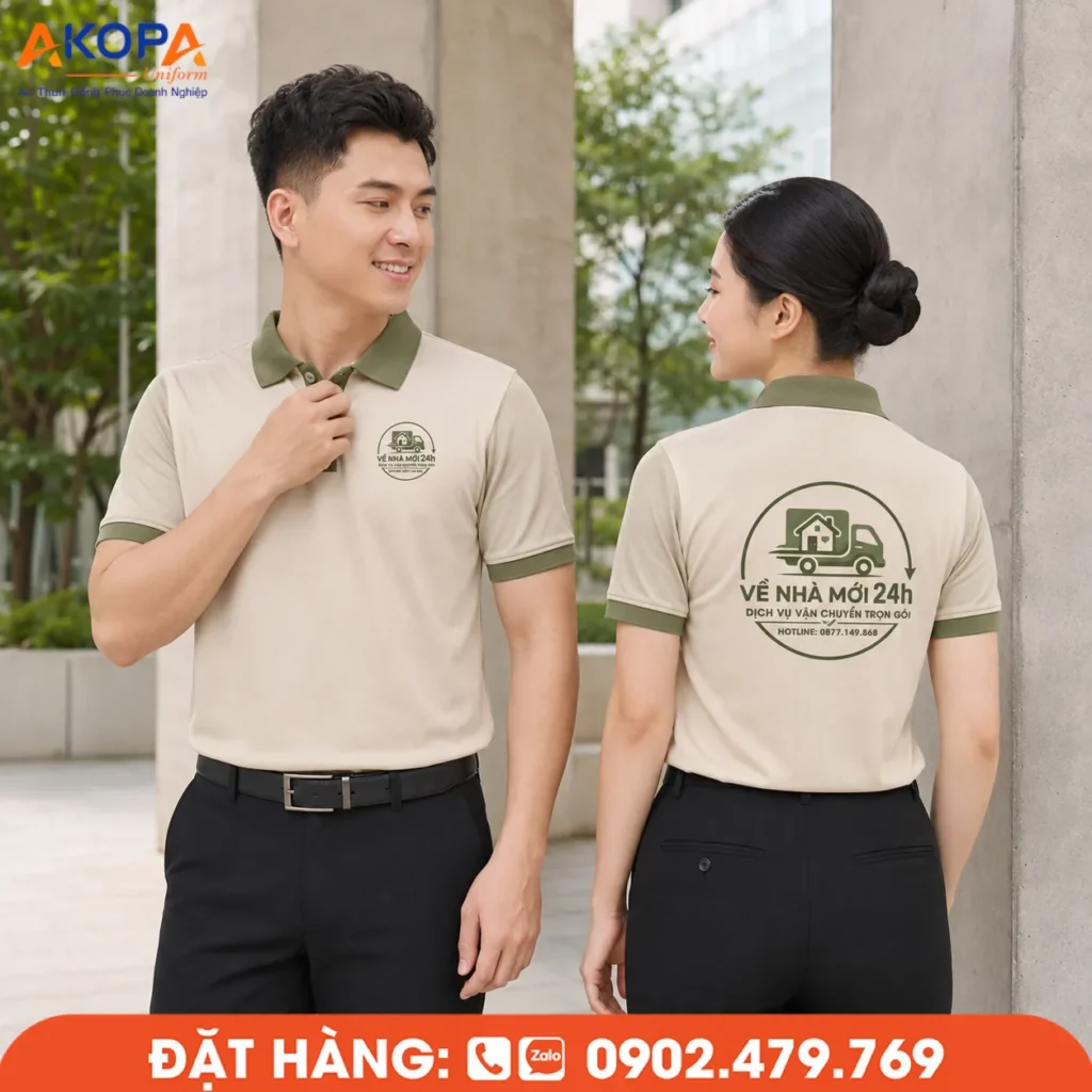 Áo polo đồng phục màu be phối cổ xanh rêu mang phong cách tối giản nhưng vẫn nổi bật nhờ logo in trước ngực và sau lưng. Thiết kế lịch sự, chất liệu thoáng mát, phù hợp cho doanh nghiệp vận chuyển, logistics, dịch vụ chuyển nhà và đội ngũ làm việc chuyên nghiệp.