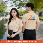 Áo polo đồng phục màu be phối vai cam tạo điểm nhấn nổi bật, kết hợp logo in trước ngực và sau lưng giúp tăng nhận diện thương hiệu. Thiết kế hiện đại, màu sắc hài hòa, phù hợp cho doanh nghiệp nội thất, kiến trúc, xây dựng và đội ngũ kinh doanh chuyên nghiệp.