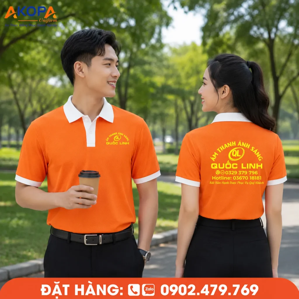 Áo polo đồng phục màu cam phối cổ trắng nổi bật, thiết kế in logo trước ngực và sau lưng sắc nét, mang đến hình ảnh chuyên nghiệp, trẻ trung cho doanh nghiệp và thương hiệu.