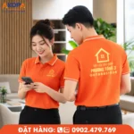 Áo polo đồng phục màu cam với thiết kế tối giản, bo cổ và bo tay tinh tế, in logo sắc nét giúp doanh nghiệp xây dựng hình ảnh chuyên nghiệp, đồng bộ và nổi bật.