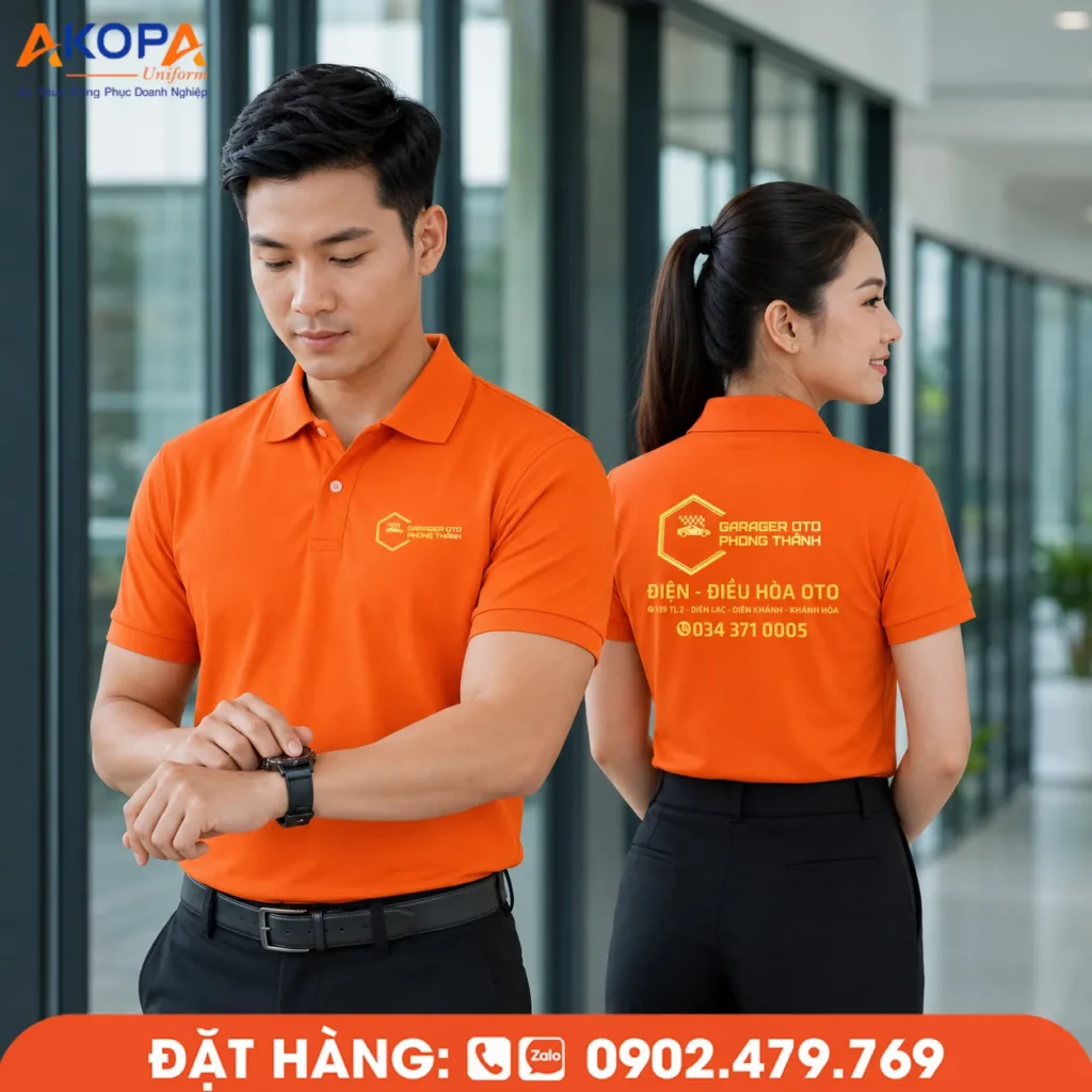 Áo polo đồng phục màu cam thiết kế hiện đại, form mặc gọn gàng, in logo trước ngực và sau lưng nổi bật, phù hợp cho gara ô tô, đội kỹ thuật và doanh nghiệp dịch vụ.