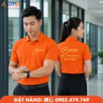 Áo polo đồng phục màu cam thiết kế hiện đại, form mặc gọn gàng, in logo trước ngực và sau lưng nổi bật, phù hợp cho gara ô tô, đội kỹ thuật và doanh nghiệp dịch vụ.