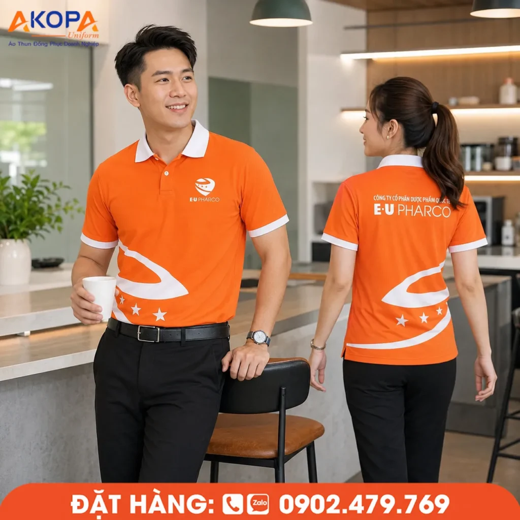 Áo polo đồng phục màu cam nổi bật với họa tiết may phối sáng tạo, cổ và tay bo tương phản tinh tế, giúp doanh nghiệp khẳng định phong cách chuyên nghiệp và nhận diện thương hiệu hiệu quả.