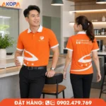 Áo polo đồng phục màu cam nổi bật với họa tiết may phối sáng tạo, cổ và tay bo tương phản tinh tế, giúp doanh nghiệp khẳng định phong cách chuyên nghiệp và nhận diện thương hiệu hiệu quả.