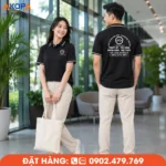 Áo polo đồng phục màu đen Tiến Đạt nổi bật với thiết kế phối viền trắng sang trọng, chất liệu thoáng mát, form mặc hiện đại và logo in sắc nét. Mẫu áo phù hợp cho doanh nghiệp nội thất, thi công và văn phòng, giúp nâng cao hình ảnh thương hiệu chuyên nghiệp.