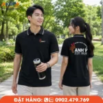 Áo polo đồng phục màu đen Anh Ý gây ấn tượng với thiết kế phối viền trắng tinh tế, chất liệu mềm mại, thoáng khí và logo in nổi bật. Mẫu áo phù hợp cho doanh nghiệp sự kiện, âm thanh, ánh sáng và dịch vụ, mang đến phong cách chuyên nghiệp và hiện đại.