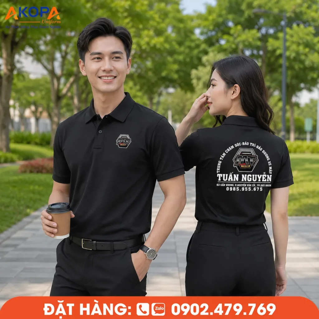 Áo polo đồng phục màu đen Tuấn Nguyễn sở hữu thiết kế tối giản, form áo đứng dáng, chất liệu co giãn thoáng mát và logo in sắc nét. Mẫu áo là lựa chọn phù hợp cho gara ô tô, trung tâm chăm sóc xe và doanh nghiệp dịch vụ muốn xây dựng hình ảnh chuyên nghiệp, đồng bộ.