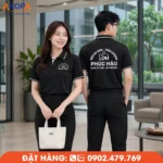 Áo polo đồng phục màu đen Phúc Hậu mang phong cách tối giản với cổ áo phối viền trắng hiện đại, chất liệu co giãn thoáng mát và logo in sắc nét. Mẫu áo phù hợp cho doanh nghiệp điện gia dụng, điện lạnh và dịch vụ kỹ thuật, giúp nâng tầm hình ảnh thương hiệu một cách chuyên nghiệp.