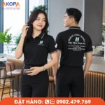 Áo polo đồng phục màu đen Hoàng Long Mobile nổi bật với thiết kế tối giản, cổ áo phối viền trắng tinh tế, chất liệu co giãn thoáng mát và logo in bền đẹp. Mẫu áo phù hợp cho cửa hàng điện thoại, bán lẻ và doanh nghiệp dịch vụ, giúp xây dựng hình ảnh chuyên nghiệp và tăng nhận diện thương hiệu.