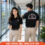 Áo polo đồng phục màu đen Đức An Bình sở hữu thiết kế thanh lịch với cổ áo phối viền trắng, chất liệu mềm mại, thấm hút tốt và logo in sắc nét. Mẫu áo phù hợp cho doanh nghiệp thương mại, văn phòng và đội ngũ kinh doanh, giúp xây dựng hình ảnh chuyên nghiệp và đồng nhất thương hiệu.