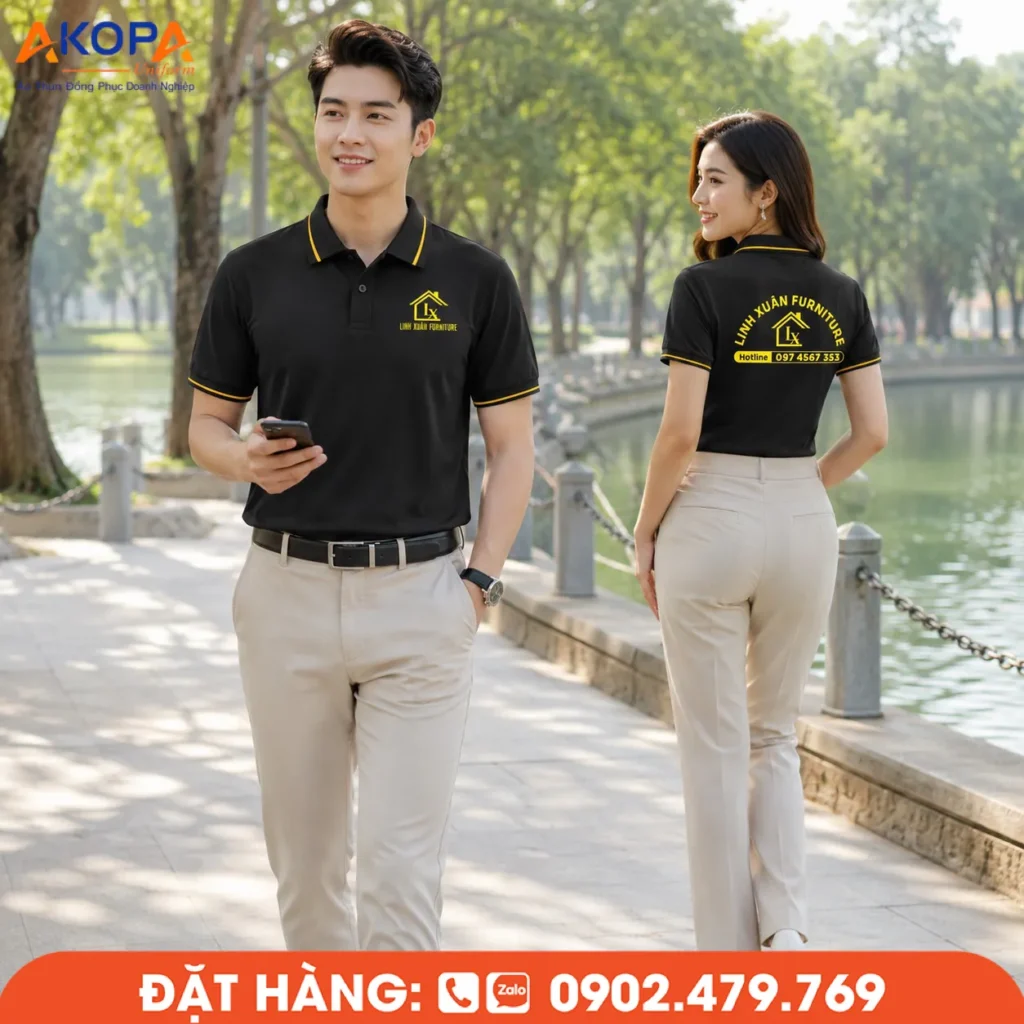 Áo polo đồng phục màu đen Linh Xuân Furniture nổi bật với thiết kế phối viền vàng sang trọng, chất liệu co giãn thoáng mát và logo in sắc nét. Mẫu áo phù hợp cho showroom nội thất, doanh nghiệp kinh doanh và đội ngũ tư vấn, góp phần nâng tầm hình ảnh thương hiệu chuyên nghiệp.