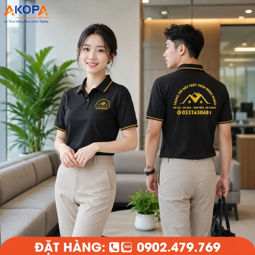Áo polo đồng phục màu đen Trần Nhựa Nano nổi bật với thiết kế phối viền vàng sang trọng, chất liệu co giãn thoáng khí và logo in sắc nét. Mẫu áo phù hợp cho doanh nghiệp nội thất, trang trí và thi công, góp phần xây dựng hình ảnh chuyên nghiệp, đồng bộ và dễ ghi nhớ.