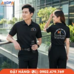 Áo polo đồng phục màu đen Sơn Tít Tịnh Thương nổi bật với thiết kế tối giản, chất liệu thoáng mát, form áo đứng dáng và logo in sắc nét. Mẫu áo phù hợp cho doanh nghiệp xây dựng, thi công và kỹ thuật, giúp tăng nhận diện thương hiệu và tạo hình ảnh chuyên nghiệp cho đội ngũ nhân viên.
