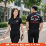 Áo polo đồng phục màu đen Nhà Máy Tôn Anh Thư 4 sở hữu thiết kế hiện đại với tông đen phối viền đỏ nổi bật, giúp nâng tầm hình ảnh doanh nghiệp. Chất liệu vải thoáng mát, form áo chuẩn, in logo và thông tin thương hiệu sắc nét ở ngực và lưng, phù hợp cho nhân viên ngành tôn, sắt thép, vật liệu xây dựng và các doanh nghiệp cần đồng phục chuyên nghiệp, bền đẹp.