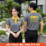 Áo polo đồng phục màu ghi phối vàng tạo điểm nhấn mạnh mẽ tại cổ áo, bo tay và logo thương hiệu. Thiết kế hiện đại, dễ nhận diện, phù hợp cho doanh nghiệp cơ khí, cửa thép, xây dựng và đội ngũ kỹ thuật.