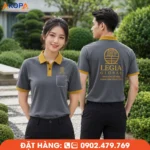 Áo polo đồng phục màu ghi phối cổ và bo tay vàng đồng tạo vẻ sang trọng, kết hợp logo in trước ngực và sau lưng giúp tăng nhận diện thương hiệu. Mẫu áo phù hợp cho doanh nghiệp nội thất, showroom, văn phòng và các thương hiệu hướng đến hình ảnh cao cấp, chuyên nghiệp.