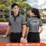 Áo polo đồng phục màu ghi phối cổ và bo tay đen mang thiết kế thanh lịch, giúp tôn logo và thông tin thương hiệu một cách nổi bật. Chất liệu thoáng mát, form áo gọn gàng, phù hợp cho doanh nghiệp logistics, vận tải, kho vận và đội ngũ nhân viên làm việc chuyên nghiệp.