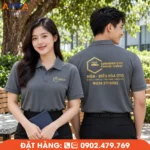 Áo polo đồng phục màu ghi nổi bật với logo in vàng đồng trước ngực và sau lưng, tạo điểm nhấn sang trọng trên nền màu trung tính. Thiết kế bền đẹp, dễ nhận diện thương hiệu, phù hợp cho gara ô tô, trung tâm chăm sóc xe, xưởng dịch vụ và đội ngũ kỹ thuật chuyên nghiệp.
