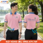 Áo polo đồng phục màu hồng phối xanh dương nổi bật với họa tiết nhận diện nhiều màu ở tay áo và thân dưới. Thiết kế tươi sáng, thân thiện, phù hợp cho bệnh viện, phòng khám, trung tâm chăm sóc sức khỏe và đội ngũ dịch vụ.