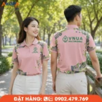 Áo polo đồng phục màu hồng nổi bật với họa tiết phối xanh lá và xám in chuyển nhiệt, tạo điểm nhấn hiện đại và chuyên nghiệp. Thiết kế phù hợp cho doanh nghiệp, dược phẩm, y tế, sự kiện và đội ngũ nhân viên cần hình ảnh thương hiệu đồng bộ, trẻ trung.
