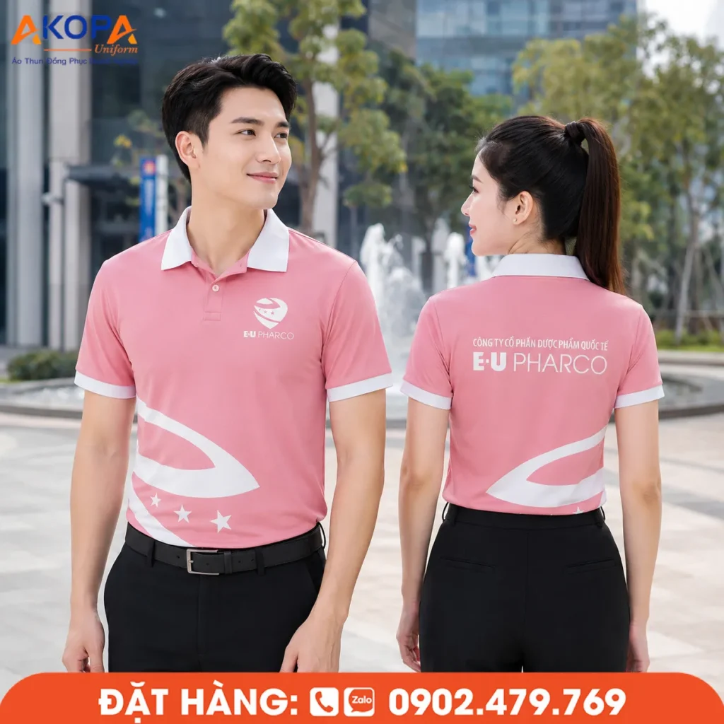 Áo polo đồng phục màu hồng phối cổ và bo tay màu xám, kết hợp họa tiết trắng hiện đại tạo nên vẻ ngoài thanh lịch và chuyên nghiệp. Thiết kế phù hợp cho doanh nghiệp, dược phẩm, y tế, văn phòng và đội ngũ kinh doanh, giúp tăng nhận diện thương hiệu và mang lại sự thoải mái khi làm việc.
