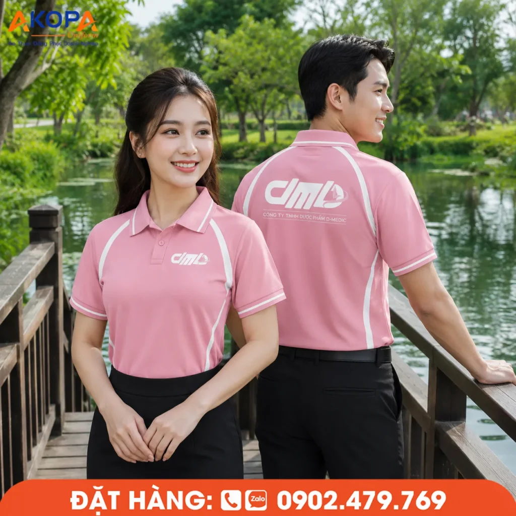 Áo polo đồng phục màu hồng phối line trắng nổi bật, mang phong cách trẻ trung và chuyên nghiệp, phù hợp cho doanh nghiệp, dược phẩm, y tế, sự kiện và đội ngũ kinh doanh. Thiết kế hiện đại, dễ nhận diện thương hiệu, chất liệu thoáng mát, bền đẹp và mang lại sự thoải mái trong suốt ngày làm việc.