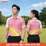 Áo polo đồng phục màu hồng phối trắng và vàng hiện đại, chất liệu thoáng mát, bền đẹp, phù hợp cho doanh nghiệp, sự kiện và đội ngũ nhân viên chuyên nghiệp.