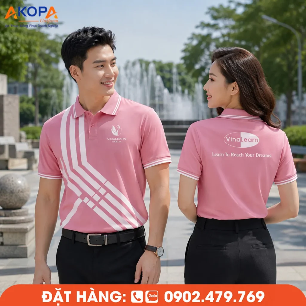 Áo polo đồng phục màu hồng phối họa tiết trắng hiện đại, chất liệu thoáng mát, phù hợp cho doanh nghiệp, trung tâm đào tạo và đội ngũ nhân viên chuyên nghiệp.