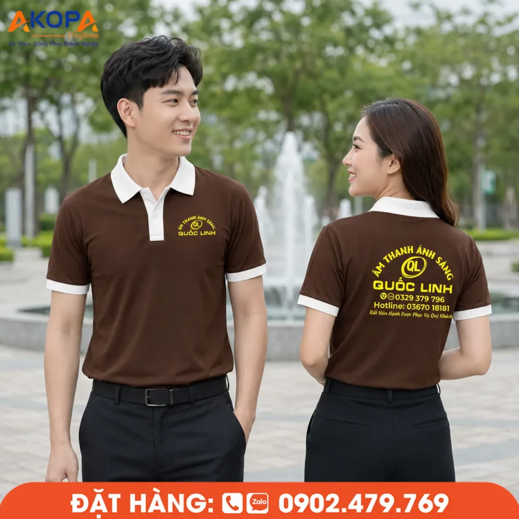 Áo polo đồng phục màu nâu phối cổ trắng thanh lịch, logo vàng nổi bật, phù hợp cho cửa hàng, showroom và đội ngũ nhân viên chuyên nghiệp.
