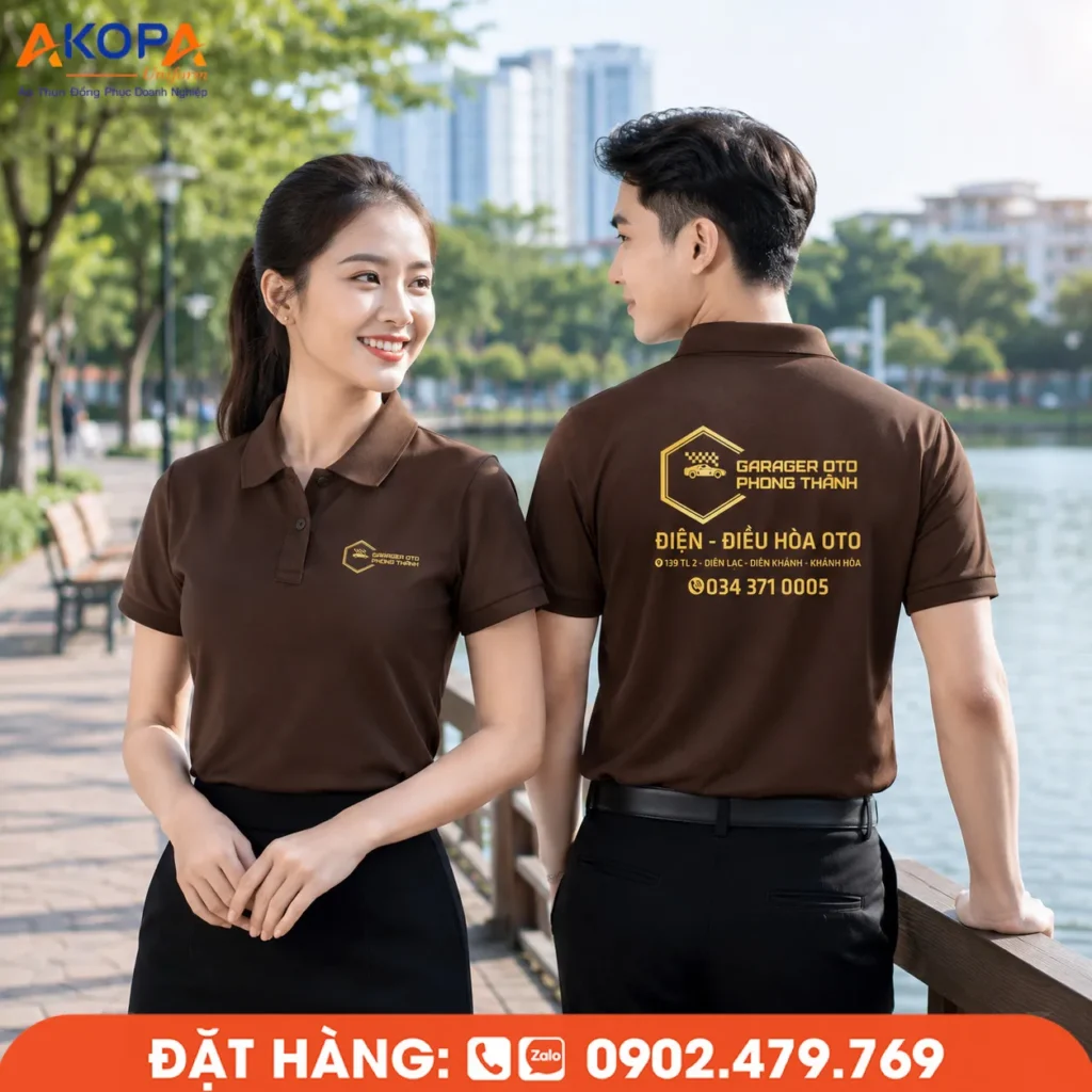 Mẫu áo polo đồng phục màu nâu tối giản, logo in nổi bật, tôn hình ảnh thương hiệu, phù hợp cho gara ô tô, kỹ thuật, cửa hàng và doanh nghiệp.
